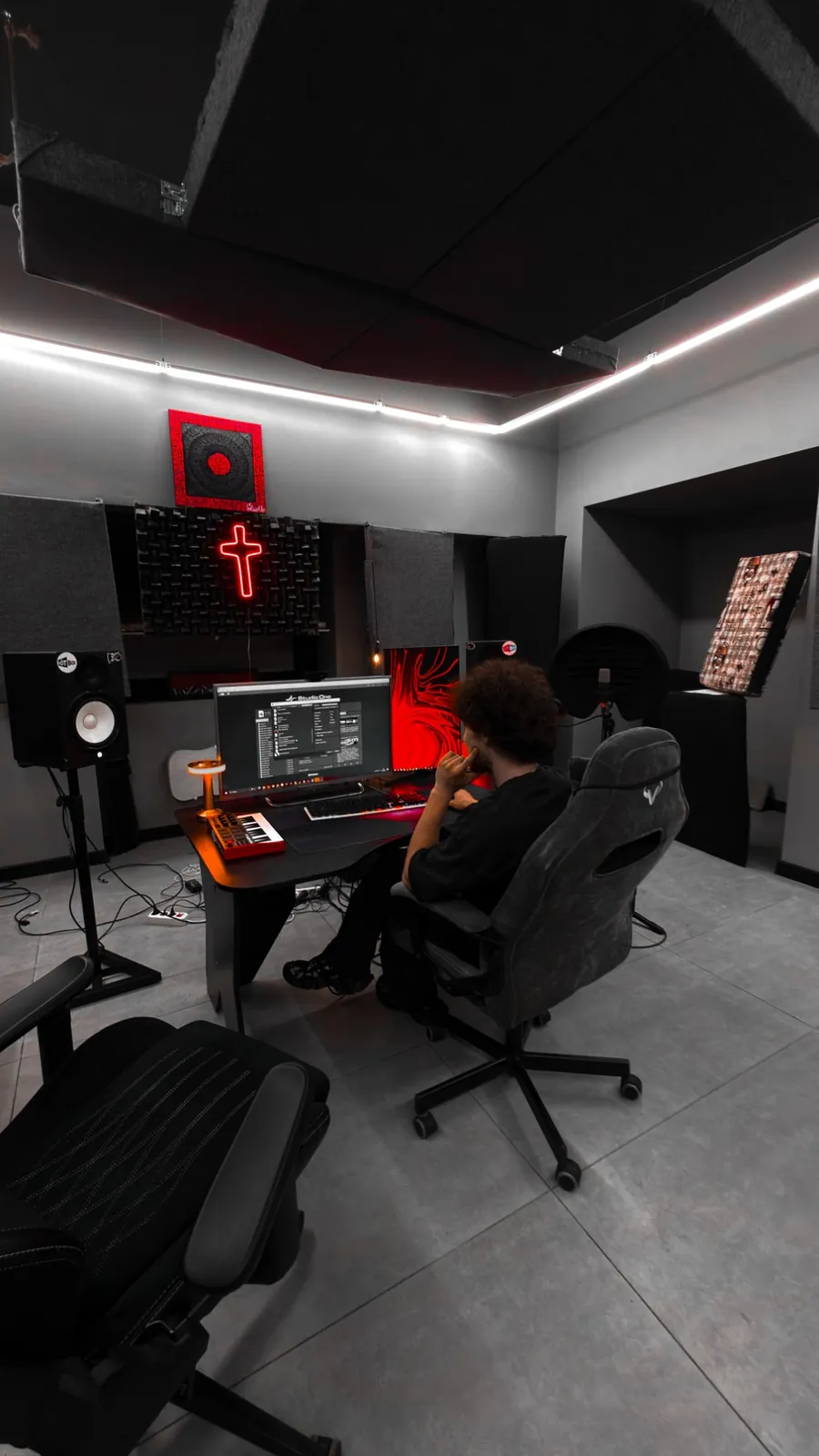 Звукорежиссёр работает в программе Studio One